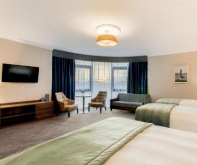 Amber Springs Hotel - Suite lounge area